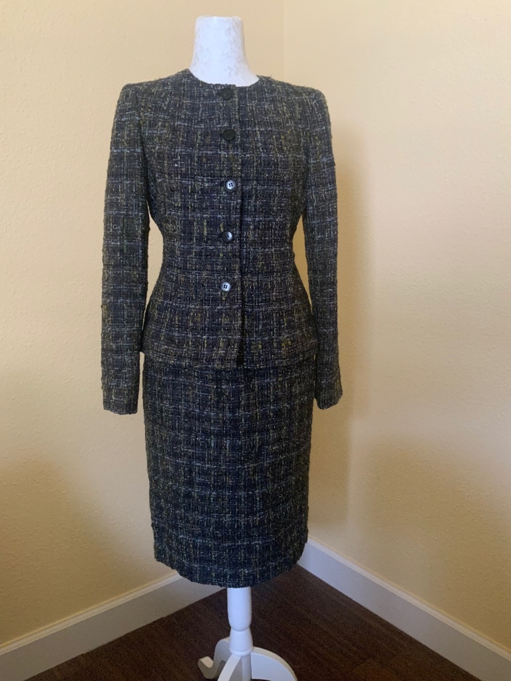 Lafayette 148 Wool Tweed Skirt Suit in Size 6 /Corporate/Work/Executive